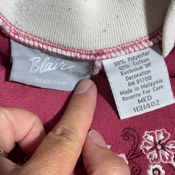 186-Pink and white grandma crew neck with embroidered design on chest. #vintage - Picture 6 of 6